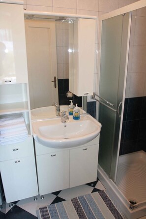 Shower, bidet - Holiday apartment with air conditioning and sea view (Šilo)