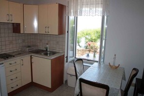 Fridge, microwave, stovetop, coffee/tea maker - Holiday apartment with air conditioning and sea view (Šilo)