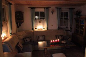 Televisión, chimenea y estéreo 