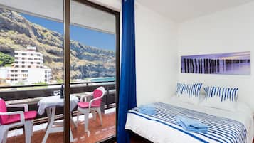 Een strijkplank/strijkijzer, gratis wifi, beddengoed