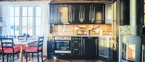 Refrigerador, parrilla de estufa, lavavajillas y cafetera y tetera