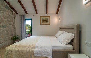 4 bedrooms, travel cot, WiFi, bed sheets