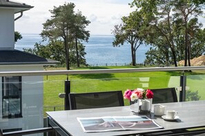 Outdoor dining - Apartment Bernstein with penthouse flair - Oasis on the lagoon - Bernstein (1-5a) (Garz/Usedom)
