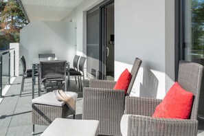 Outdoor dining - Apartment Bernstein with penthouse flair - Oasis on the lagoon - Bernstein (1-5a) (Garz/Usedom)