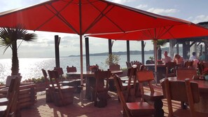 Outdoor dining - Apartment Bernstein with penthouse flair - Oasis on the lagoon - Bernstein (1-5a) (Garz/Usedom)