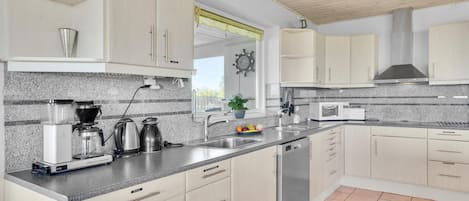 Geladeira, cooktop, lava-louças, cafeteira/chaleira