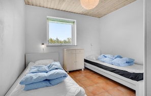 6 bedrooms, travel crib, free WiFi