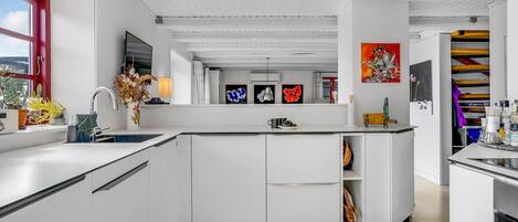 Kjøleskap, kokeplater, oppvaskmaskin og kaffetrakter/tekoker