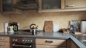 Kühlschrank, Ofen, Geschirrspüler, Wasserkocher mit Kaffee-/Teezubehör