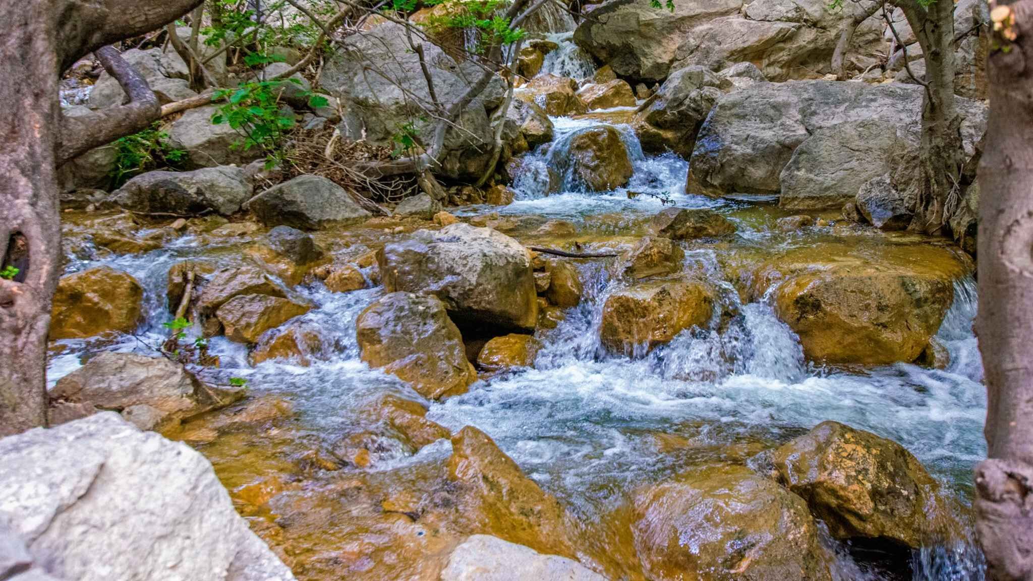 Une formation rocheuse naturelle traversée par un cours d’eau.