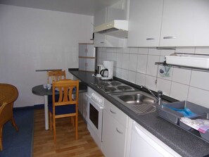 Fridge, oven, coffee/tea maker, electric kettle