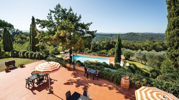A pool area with a view of the countryside. - Cozy apartment in Castelfiorentino FI (Castelfiorentino FI)
