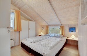 3 bedrooms, travel cot, free WiFi