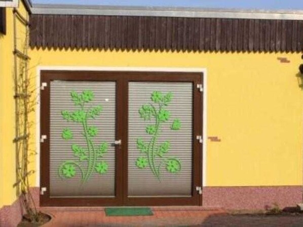 Unclassified image, 1 of 4, button