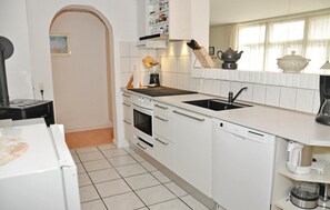 Køleskab, mikrobølgeovn, kogeplade, opvaskemaskine