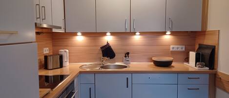 Réfrigérateur, four à micro-ondes, un four, lave-vaisselle