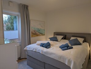 2 bedrooms, travel cot, WiFi, bed sheets