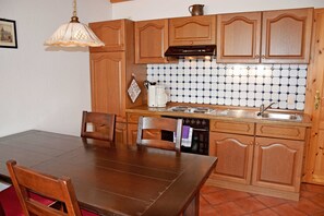 Kühlschrank, Ofen, Esstisch