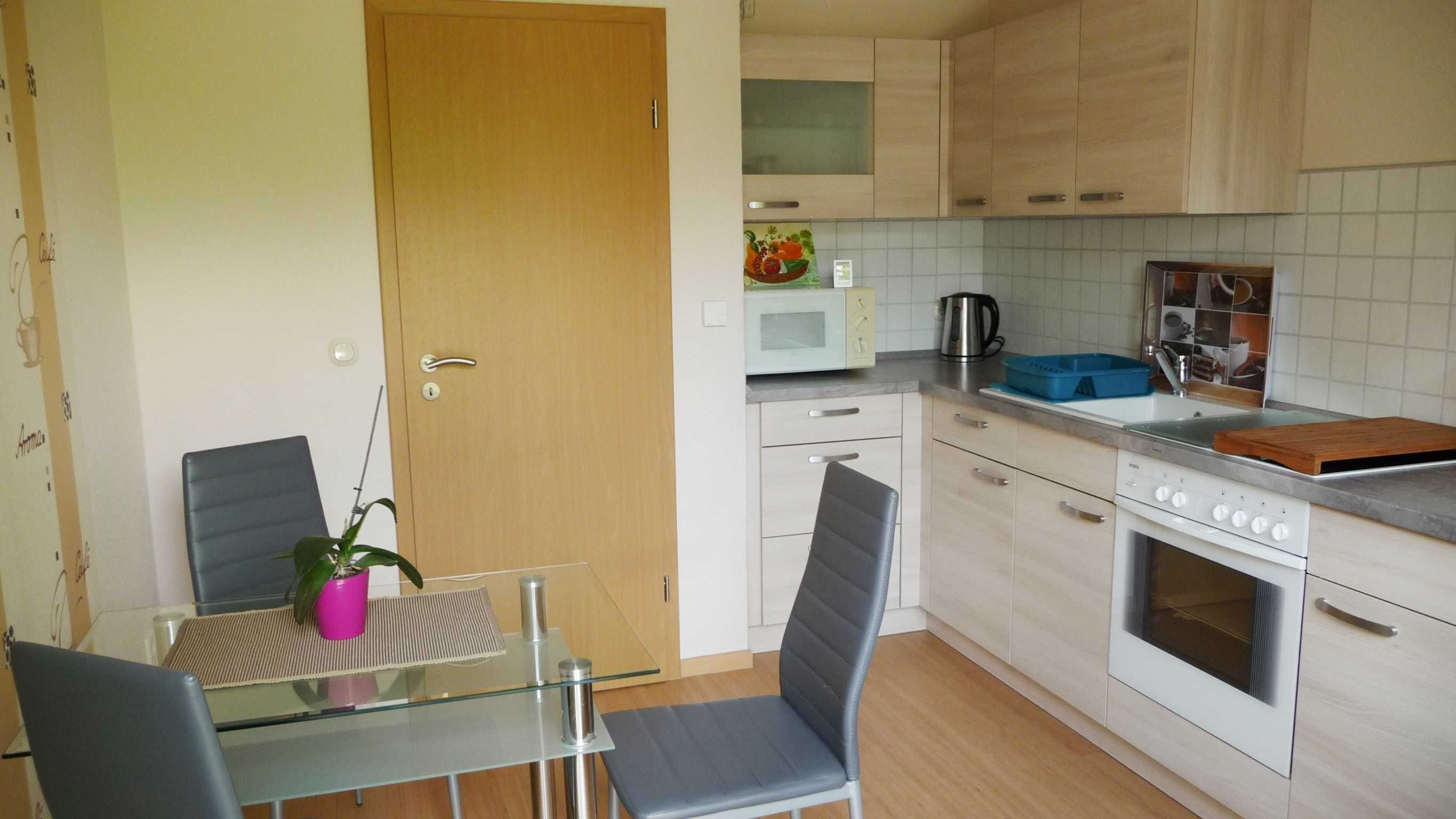 Kühlschrank, Mikrowelle, Ofen, Hochstuhl