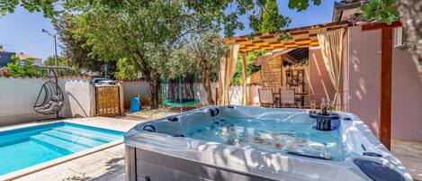 Outdoor spa tub