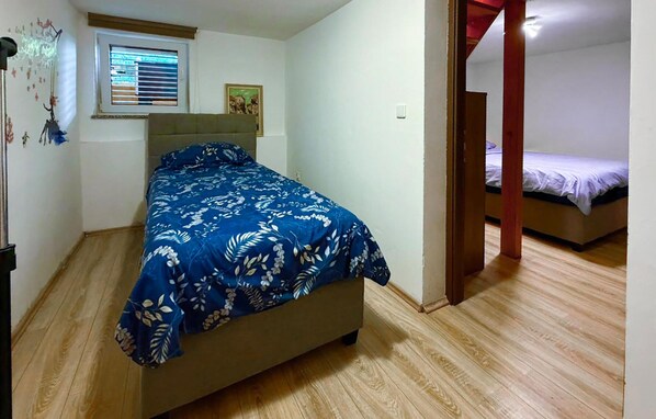 3 bedrooms, in-room safe, WiFi (free)