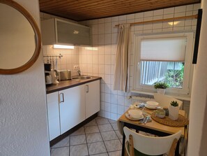 Kühlschrank, Wasserkocher mit Kaffee-/Teezubehör, Wasserkocher, Toaster