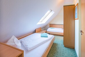 3 bedrooms, in-room safe, WiFi, bed sheets