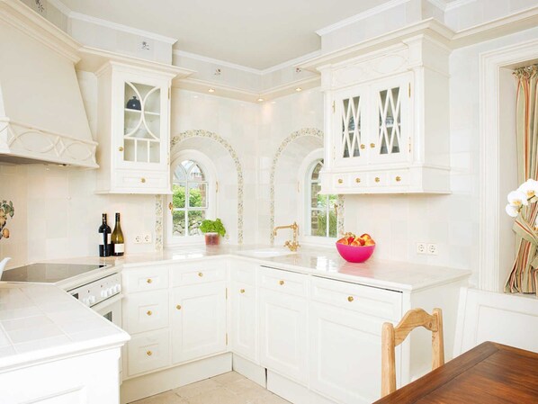 Fridge, oven, dishwasher, coffee/tea maker