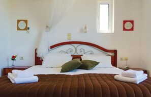 1 bedroom, travel cot, bed sheets