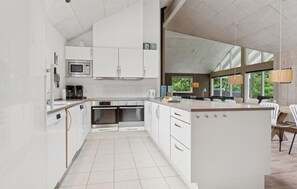 Kjøleskap, kokeplater, oppvaskmaskin og kaffetrakter/tekoker