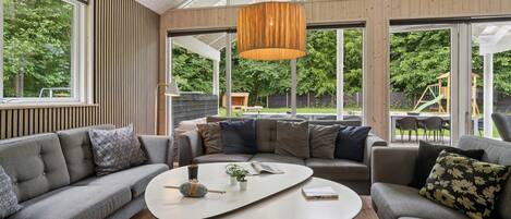 Smart-TV, peis, DVD-spiller og fotballspill