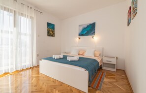 3 quartos, cofres nos quartos, Wi-Fi de cortesia, roupa de cama