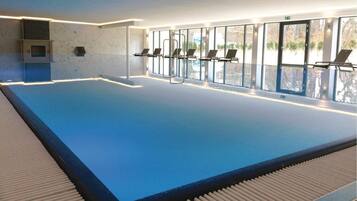 من حمّامات السباحة المغطاة