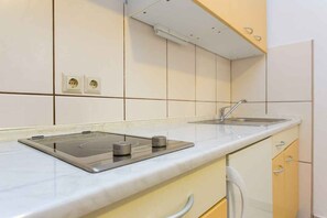 Kühlschrank, Herdplatte, Wasserkocher mit Kaffee-/Teezubehör