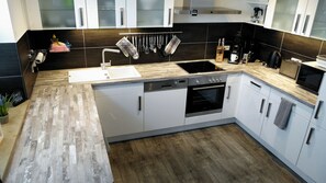 Réfrigérateur, micro-ondes, four, lave-vaisselle