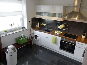 Een koelkast, een magnetron, een oven, een vaatwasser