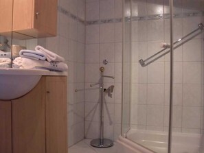 Shower, hair dryer, towels - Ferienalm, Germany (Ruhpolding)
