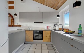 Réfrigérateur, plaque de cuisson, lave-vaisselle, cafetière/bouilloire