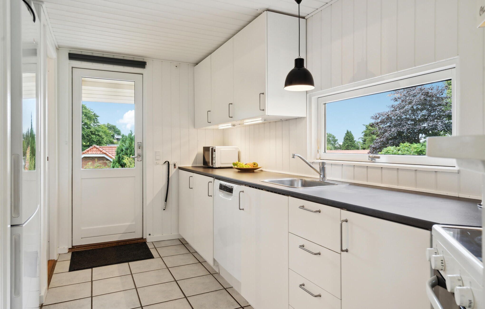 Réfrigérateur, plaque de cuisson, lave-vaisselle, cafetière/bouilloire