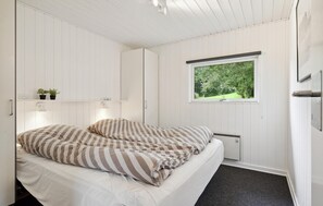 4 bedrooms, travel crib, free WiFi - Cozy home in Hejls with sauna (Hejls)