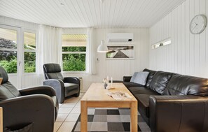Smart TV, fireplace, stereo