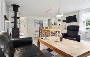 Smart TV, fireplace, stereo - Cozy home in Hejls with sauna (Hejls)