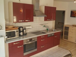Een koelkast, een magnetron, een oven, een vaatwasser
