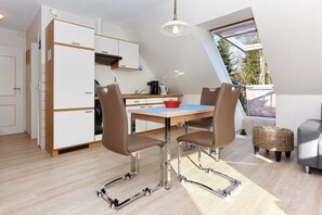 Kühlschrank, Ofen, Wasserkocher mit Kaffee-/Teezubehör, Wasserkocher