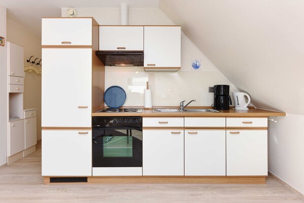 Køleskab, ovn, kaffe-/temaskine, elkedel