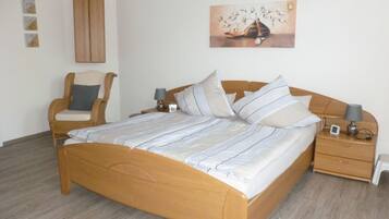 3 bedrooms, iron/ironing board, WiFi, bed sheets