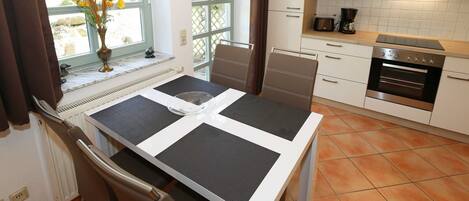 Kühlschrank, Ofen, Geschirrspüler, Wasserkocher mit Kaffee-/Teezubehör