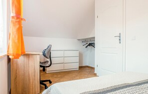2 bedrooms, travel crib, free WiFi
