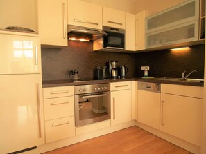 Kühlschrank, Mikrowelle, Ofen, Geschirrspüler