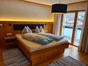 2 bedrooms, travel cot, WiFi, bed sheets